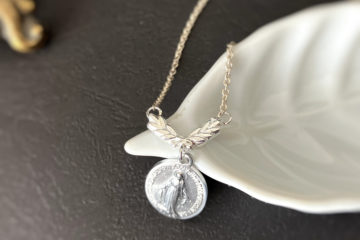 メダイ　ネックレス